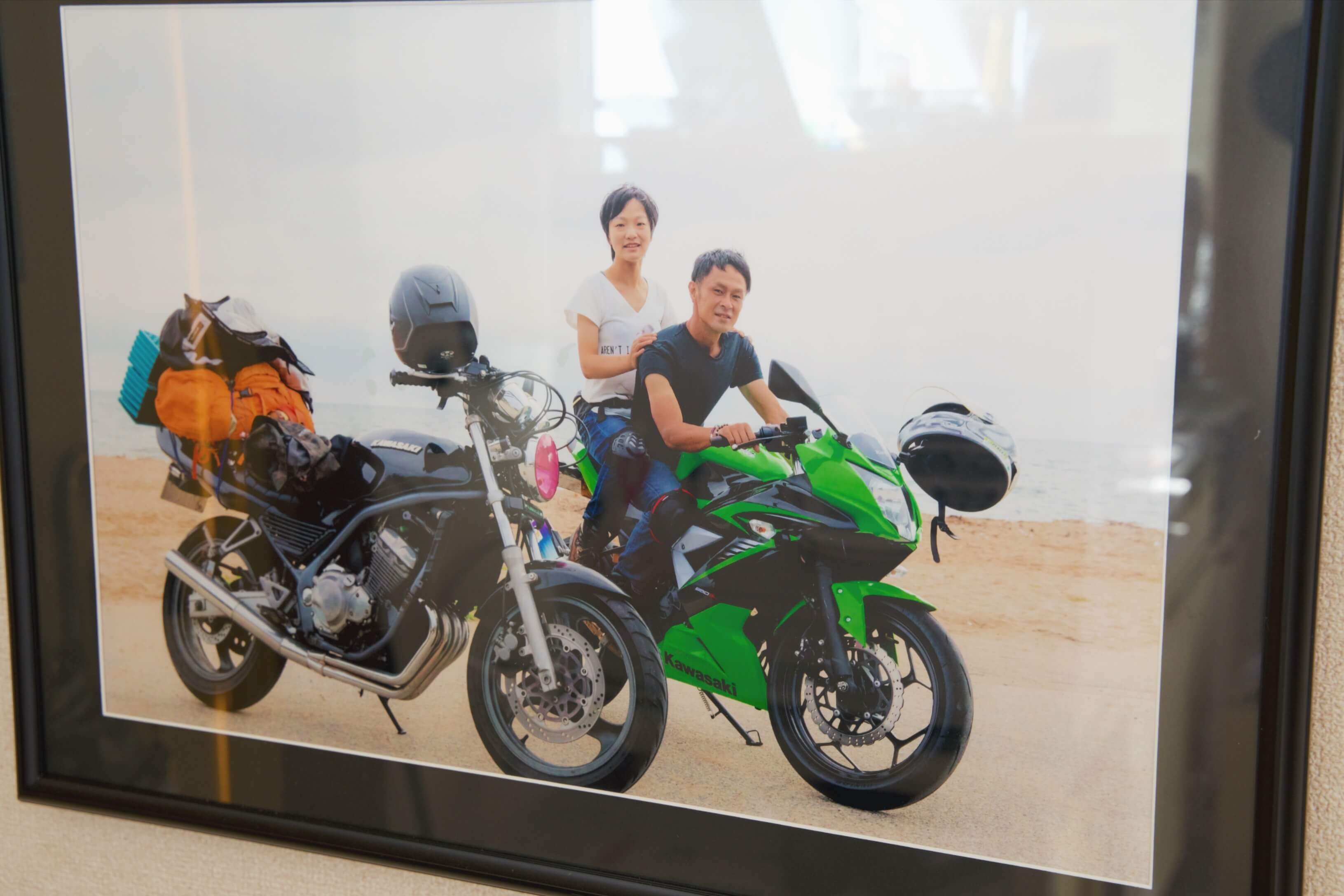 バイクと一緒に記念写真を撮っているお二人