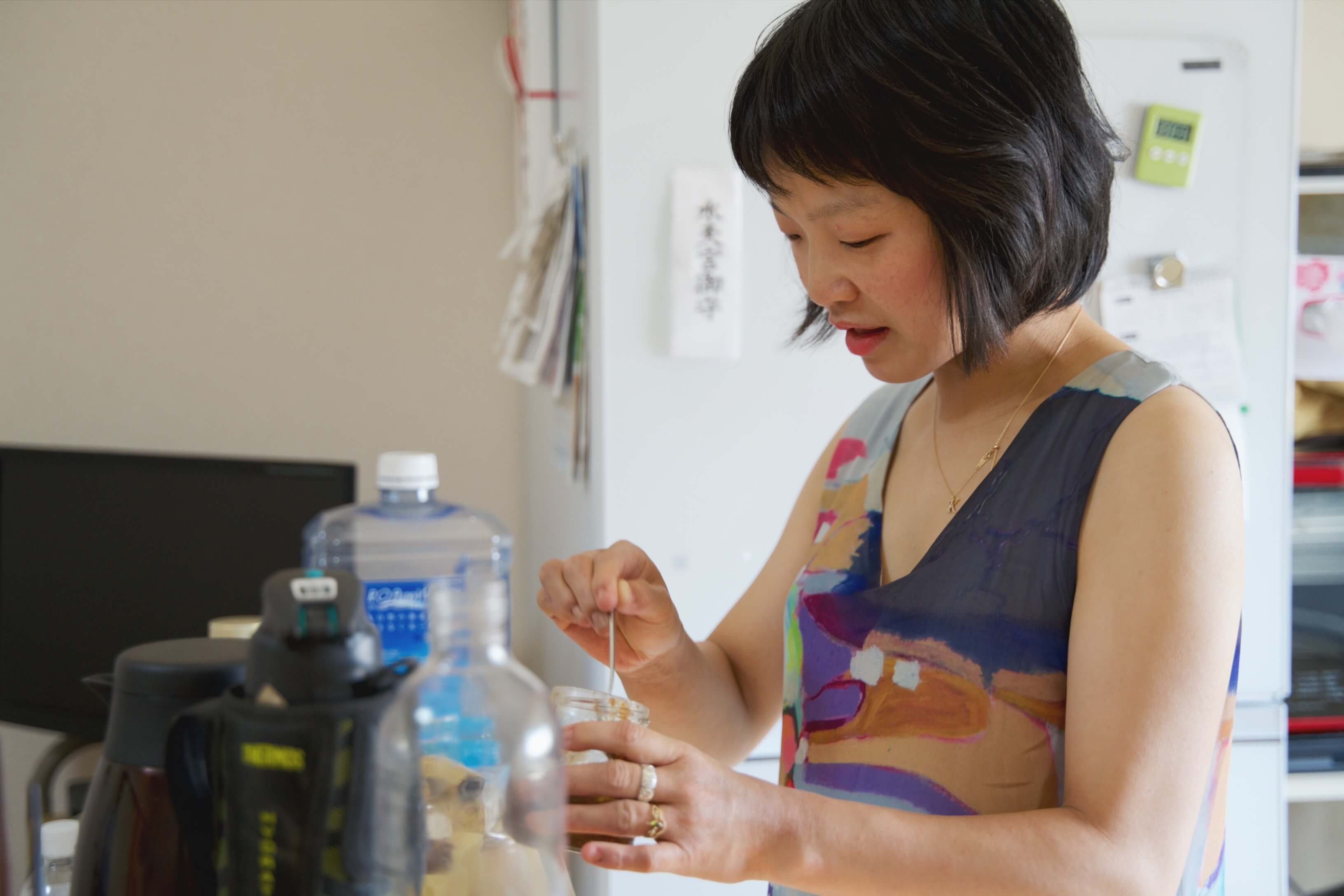 キッチンに立つKaoriさん