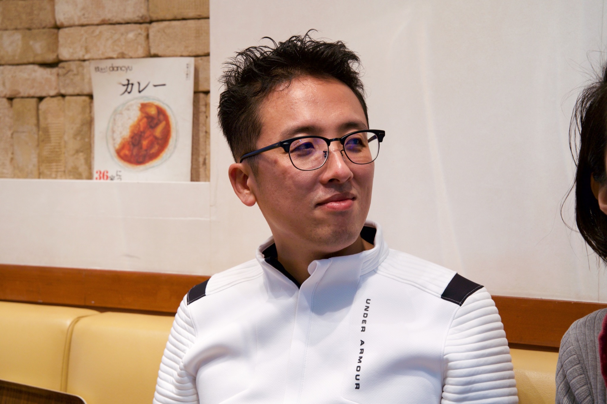 奥さんの話を聞いている様子